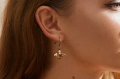 Boucles D'oreilles En Forme D'abeille -Magasin D'accessoires Sélectionnés boucles d oreilles en forme d abeille 1